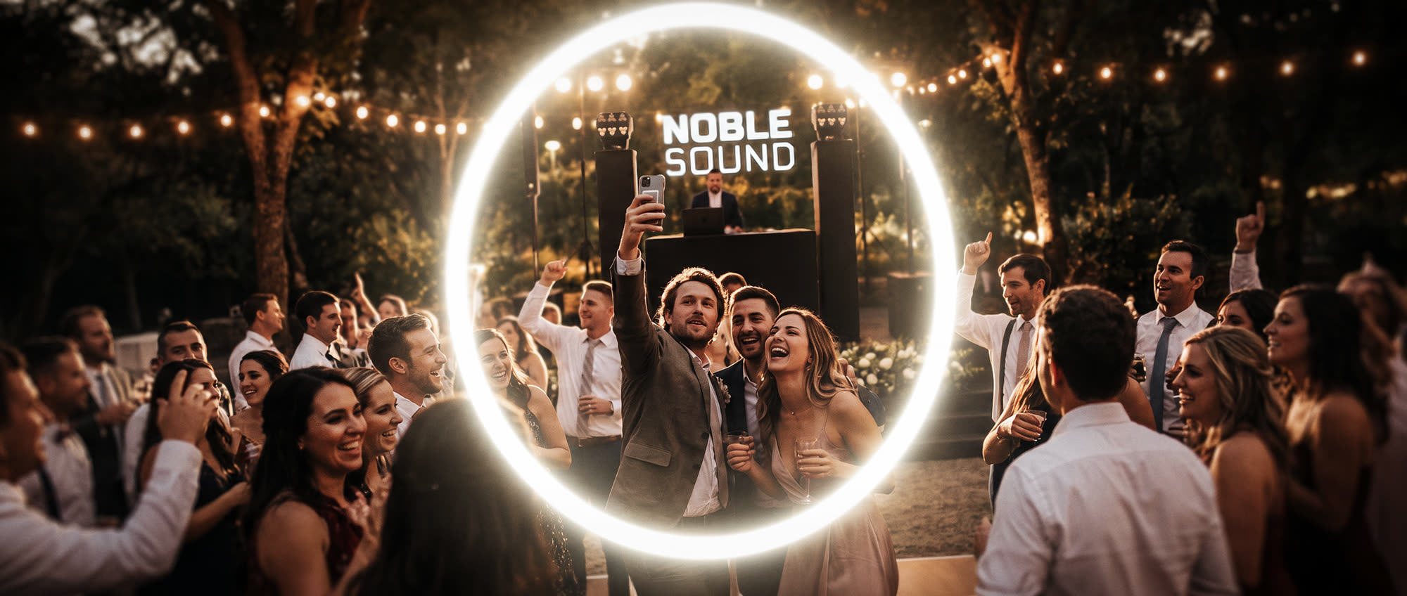 Invitados celebrando en la pista de baile frente a la cabina de Noble Sound